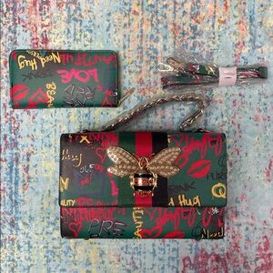 NWOT Green Graphic Bee-Embellished clutch/shoulder bag and wallet set